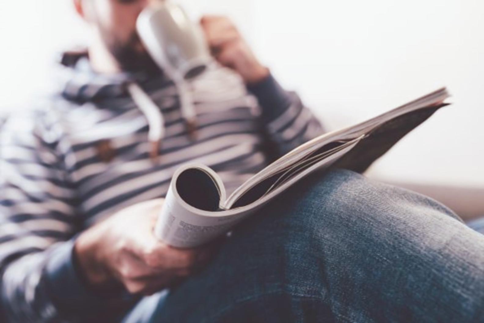 Espacio de trabajo configurado para aprendizaje online con laptop y materiales de estudio