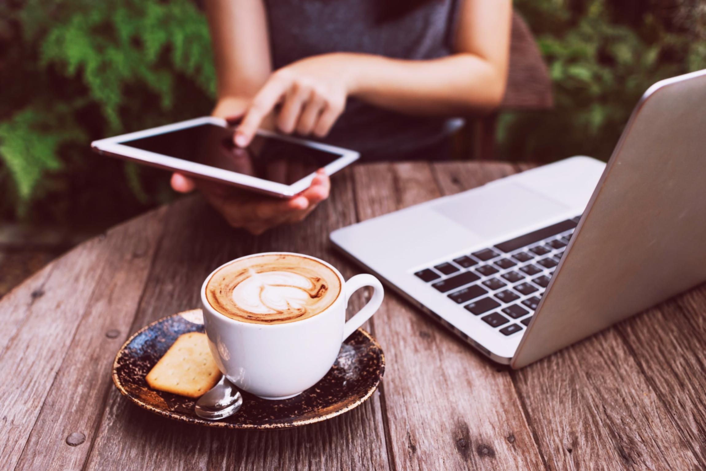 Estudiante trabajando en estrategias de crecimiento empresarial desde casa