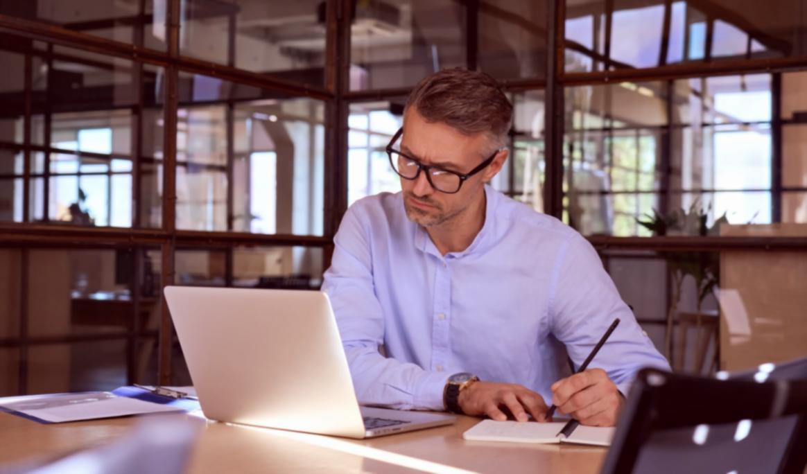 Equipo docente trabajando en desarrollo de contenido educativo basado en experiencia real