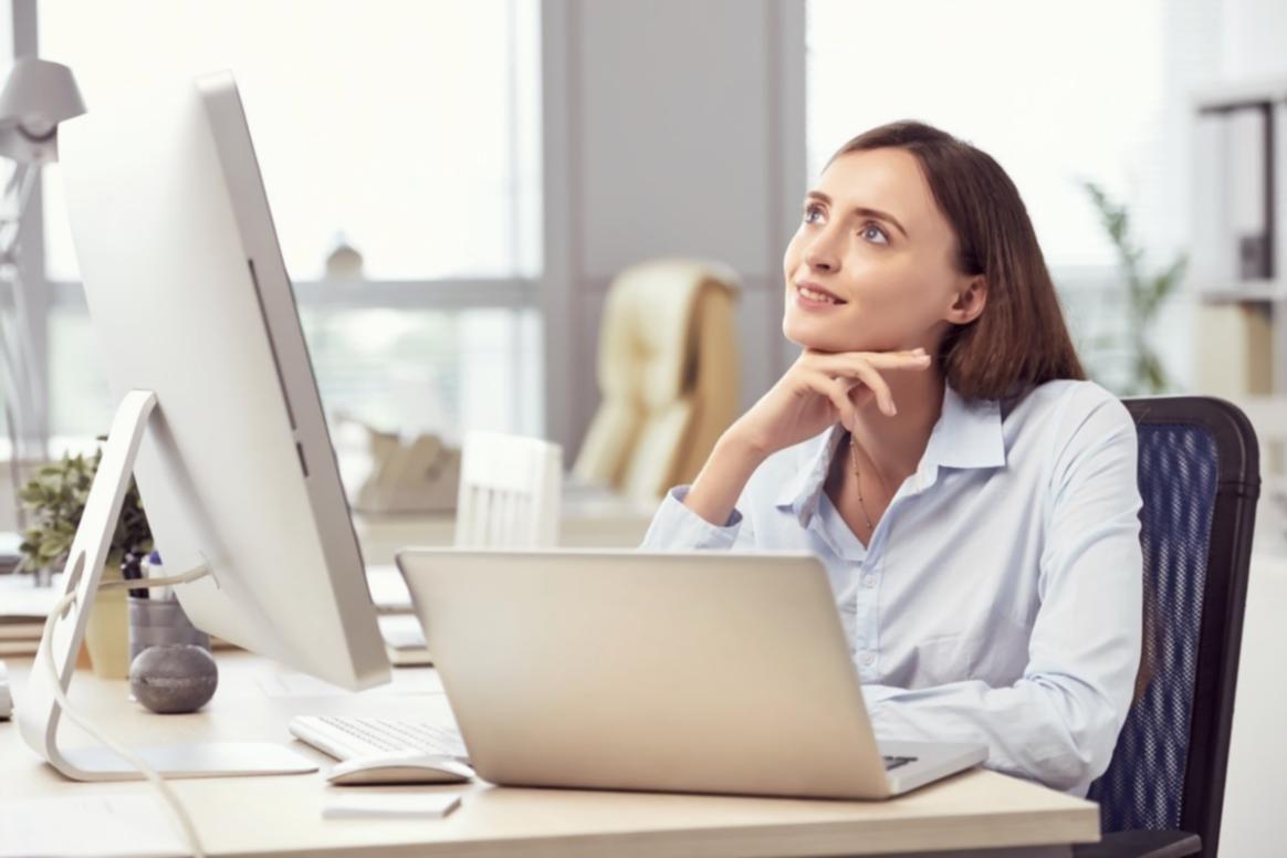 Persona trabajando en estrategias de crecimiento empresarial